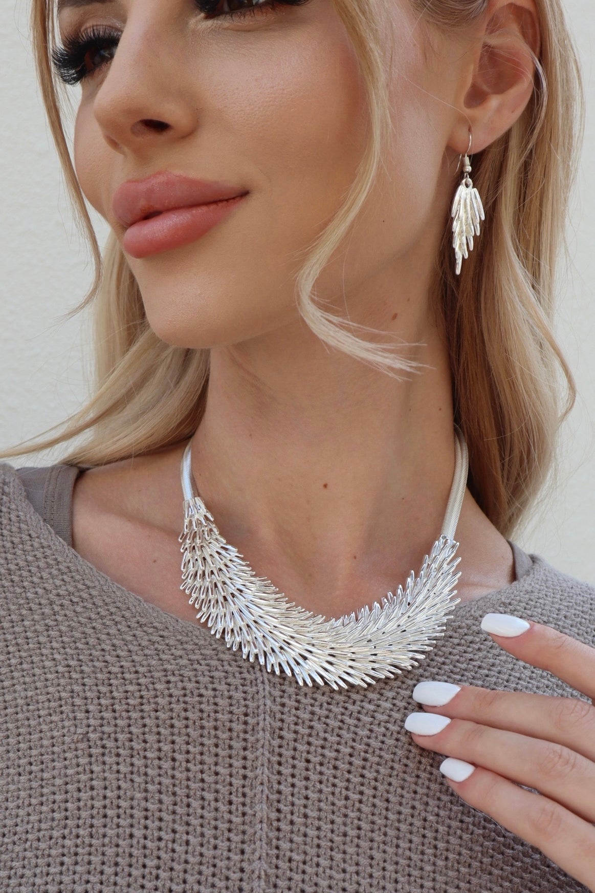 Female model wearing Lora Siver Necklace- showcasing the latest ladies fashion with free delivery 